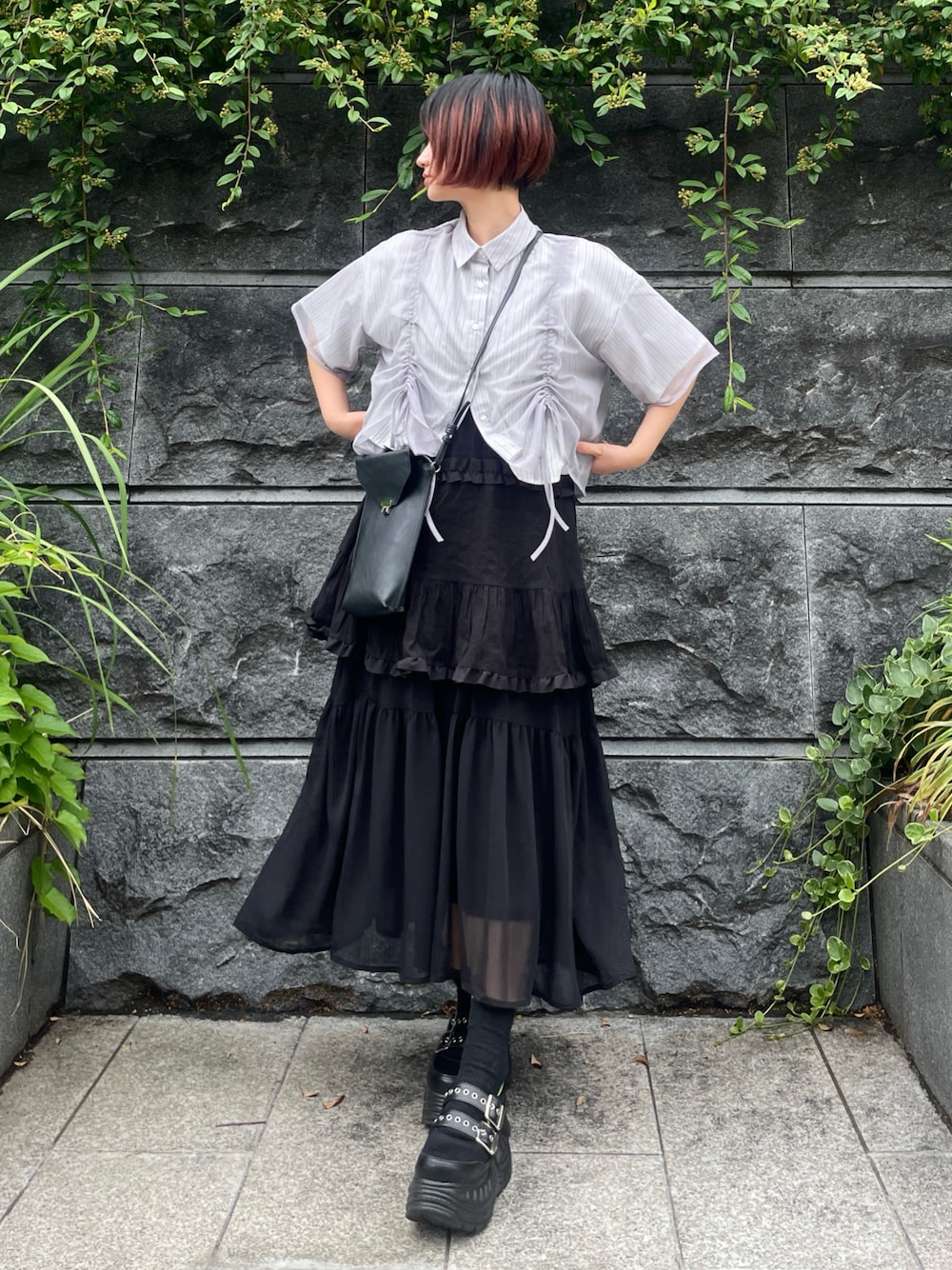「シャツスタイル、低身長女子、夏ファッション、春夏コーデ、レイヤードスタイル、プチプラ、モノトーン、ショルダーバッグ、ストライプシャツ、夏コーデ、tiptop_pocket、スカートスタイル、厚底シューズ、お出かけコーデ、デートコーデ」｜「YOSUKEの「YOSUKE/ヨースケ」厚底スニーカー（スニーカー、ブラック系）」を使った、MIHOさん（レディース・153cm）の春コーディネートの1枚目の写真