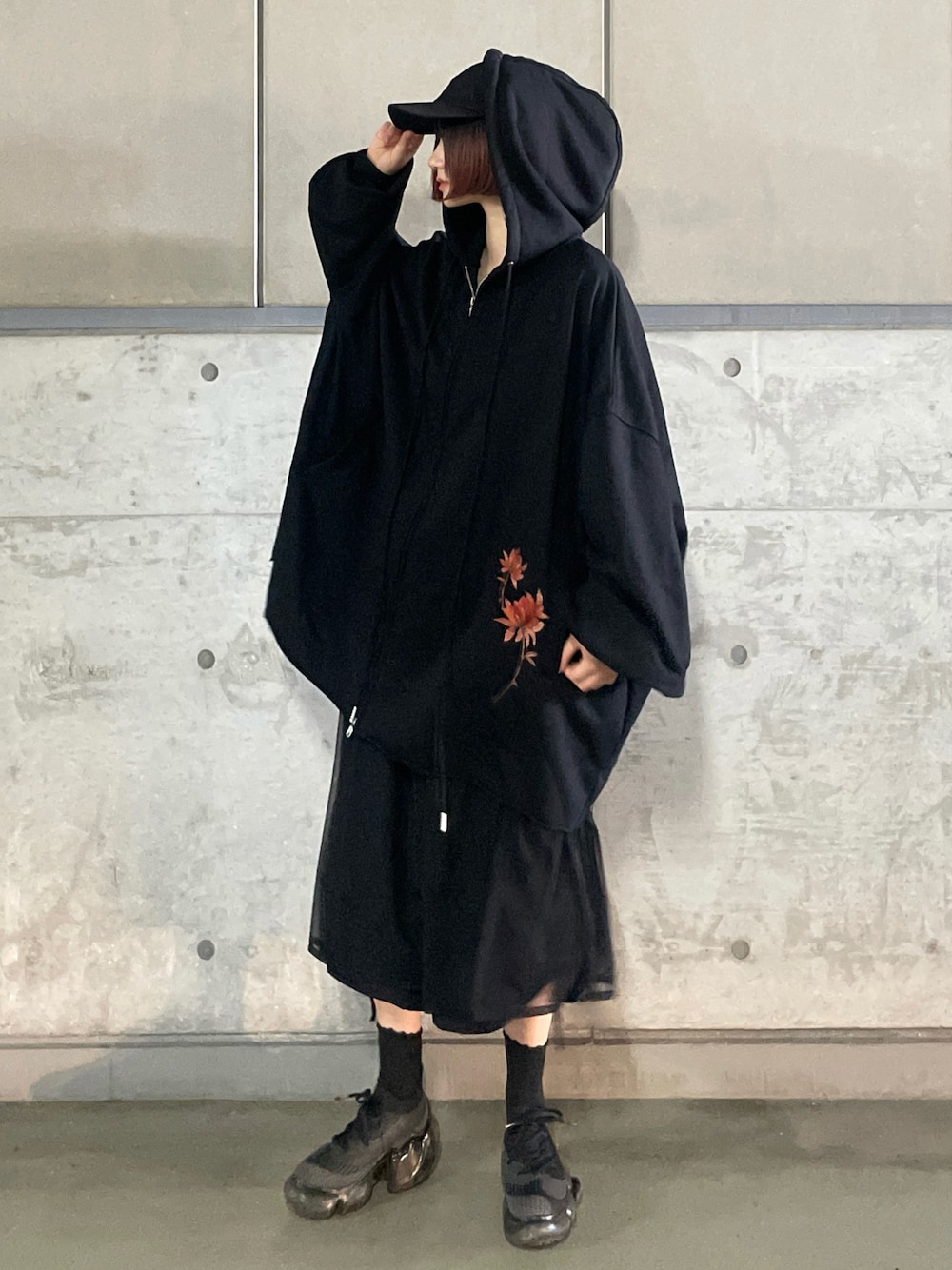 「パーカー、秋服準備はじめました、厚底シューズ、ハーフパンツ、モードカジュアル、モード、ブラックコーデ、オーバーサイズ、秋服、韓国ファッション、grounds、カジュアル、モードスタイル、パンツスタイル、パーカーコーデ」｜「HAREのフラワーシシュウキャップ(HARE)（キャップ、ブラック系）」を使った、MIHOさん（レディース・153cm）の夏コーディネートの1枚目の写真