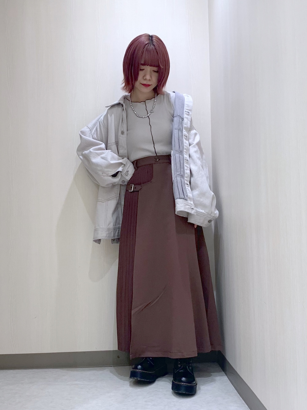 「秋服準備はじめました、秋先取りコーデ、Gジャン、低身長コーデ、153cm、ドクターマーチン、メロウ、メロウトップス、くすみカラー、ビッグシルエット、古着、大人かわいい、ブラウン、ビッグGジャン、モードストリート」｜「Dr. MartensのDr.martens/ドクターマーチン 正規取扱店　厚底 ブーツ  QUAD RETRO JADON 8EYE BOOT 15265001（ブーツ、ブラック系）」を使った、しらこさん（レディース・153cm）の夏コーディネートの1枚目の写真