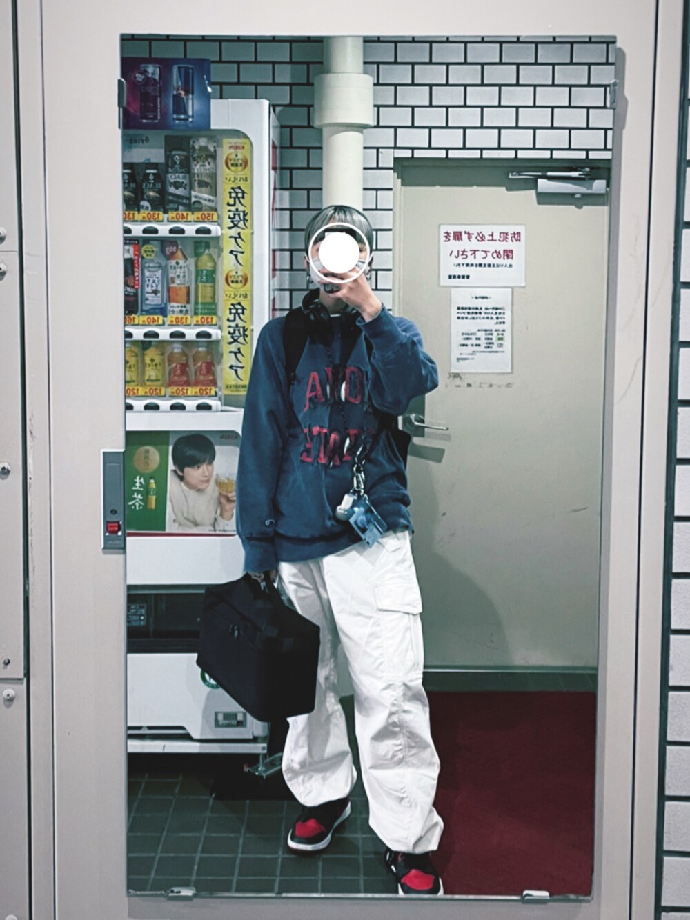 ホワイト系のカーゴパンツ、ブルー系のスウェット、レッド系のスニーカーを着用したレディースの秋コーディネートの1枚目の写真