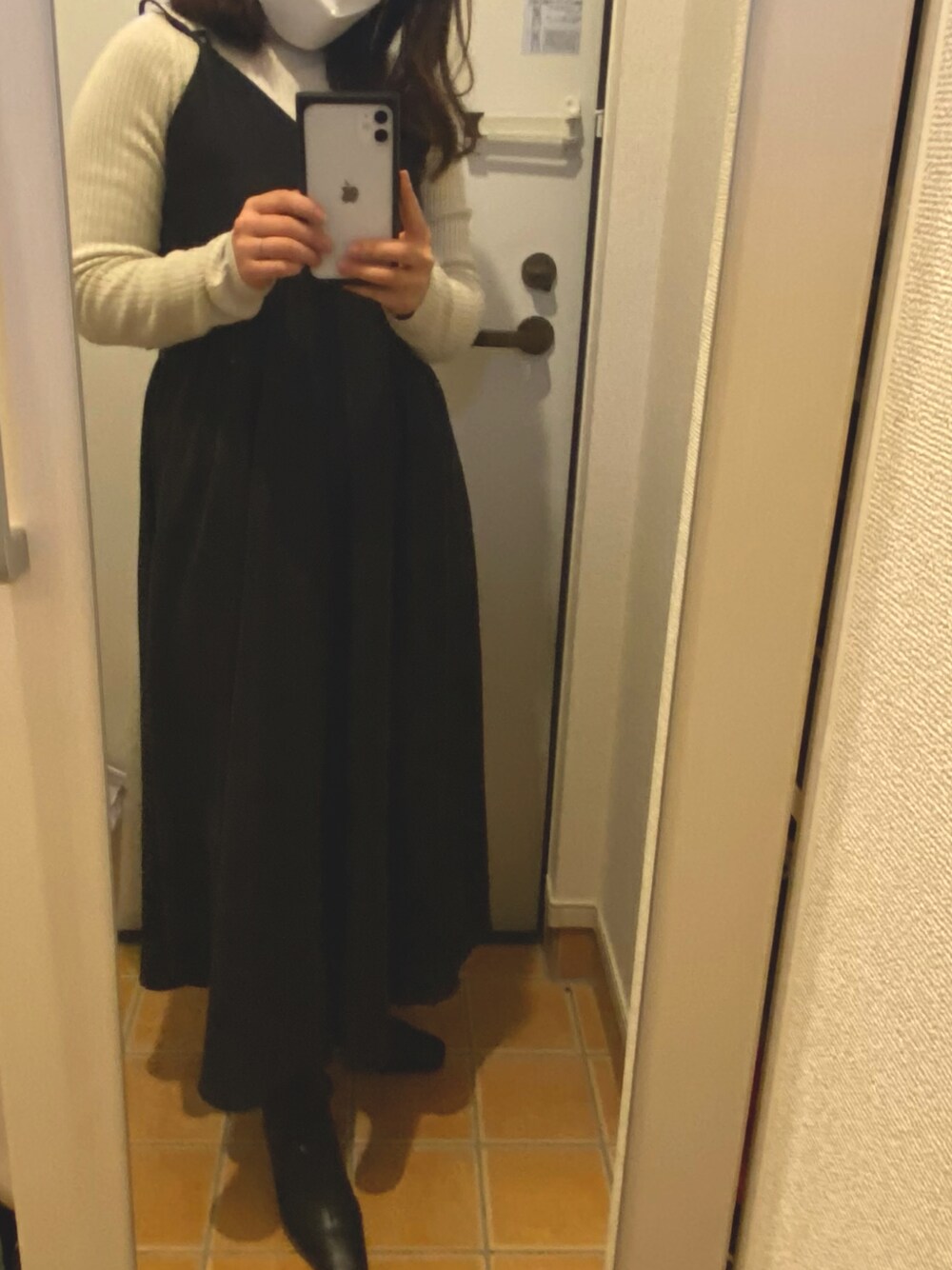 「ブラックコーデ、ショートブーツ、シンプルコーデ、オトナ女子、ロングワンピース、プチプラ、低身長、休日スタイル」｜「w closetの切替ギャザーキャミワンピース（ワンピース、ブラック系）」を使った、Sapi さん（レディース・145cm）の冬コーディネートの1枚目の写真