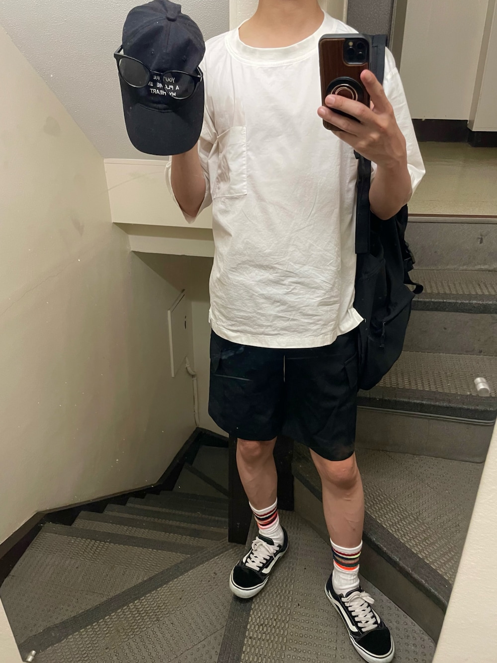 ホワイト系のTシャツ/カットソー、ブラック系のその他パンツ、ブラック系のスニーカーを着用したメンズの秋コーディネートの1枚目の写真