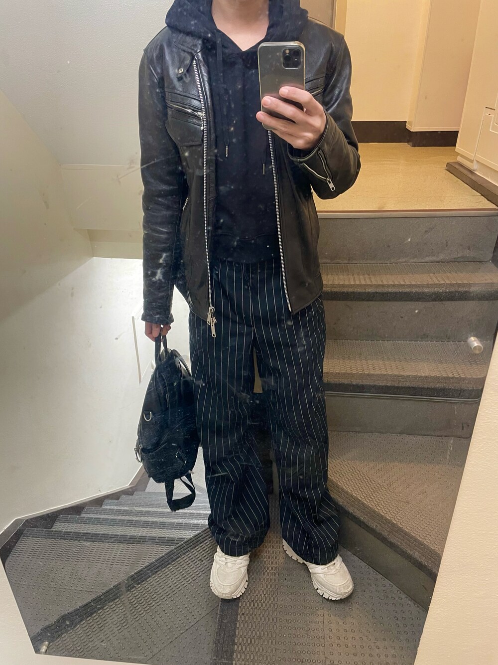 「GUのアイテム（パーカー、ブラック系）」を使った、JUNさん（メンズ・167cm）の冬コーディネートの1枚目の写真