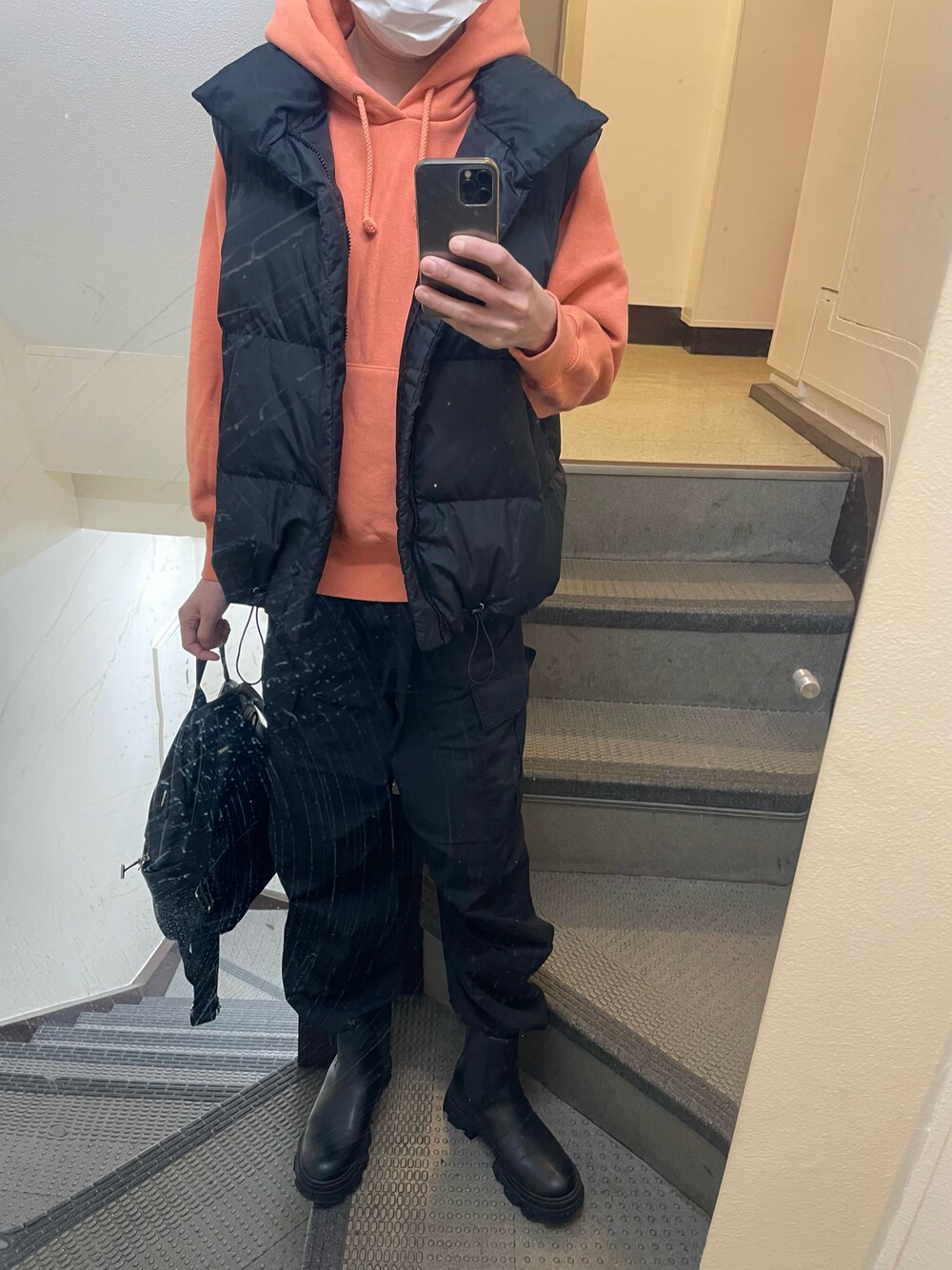 「GUのアイテム（パーカー、オレンジ系）」を使った、JUNさん（メンズ・167cm）の春コーディネートの1枚目の写真