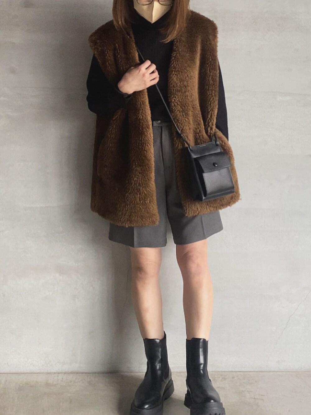 ブラック系のニット/セーター、ブラウン系のその他アウター、グレー系のその他パンツを着用したレディースの秋コーディネートの1枚目の写真