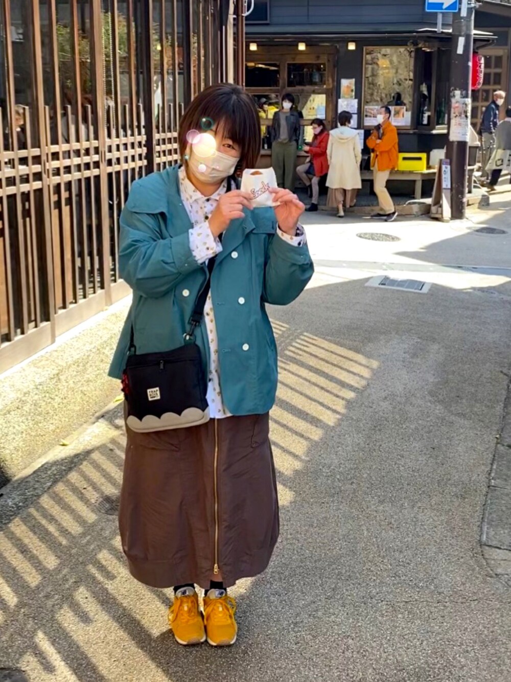 「マウンテンパーカー、マンパ、柄シャツ、春コーデ、スニーカー、サコッシュ、ショルダーバック、ツモリチサト、ニコアンド、FRAPBOIS、メルシーボークー、ニューバランス、有馬温泉」｜「FRAPBOISのダブルマンパ（マウンテンパーカー、グリーン系）」を使った、鮎さん（レディース・164cm）の春コーディネートの1枚目の写真