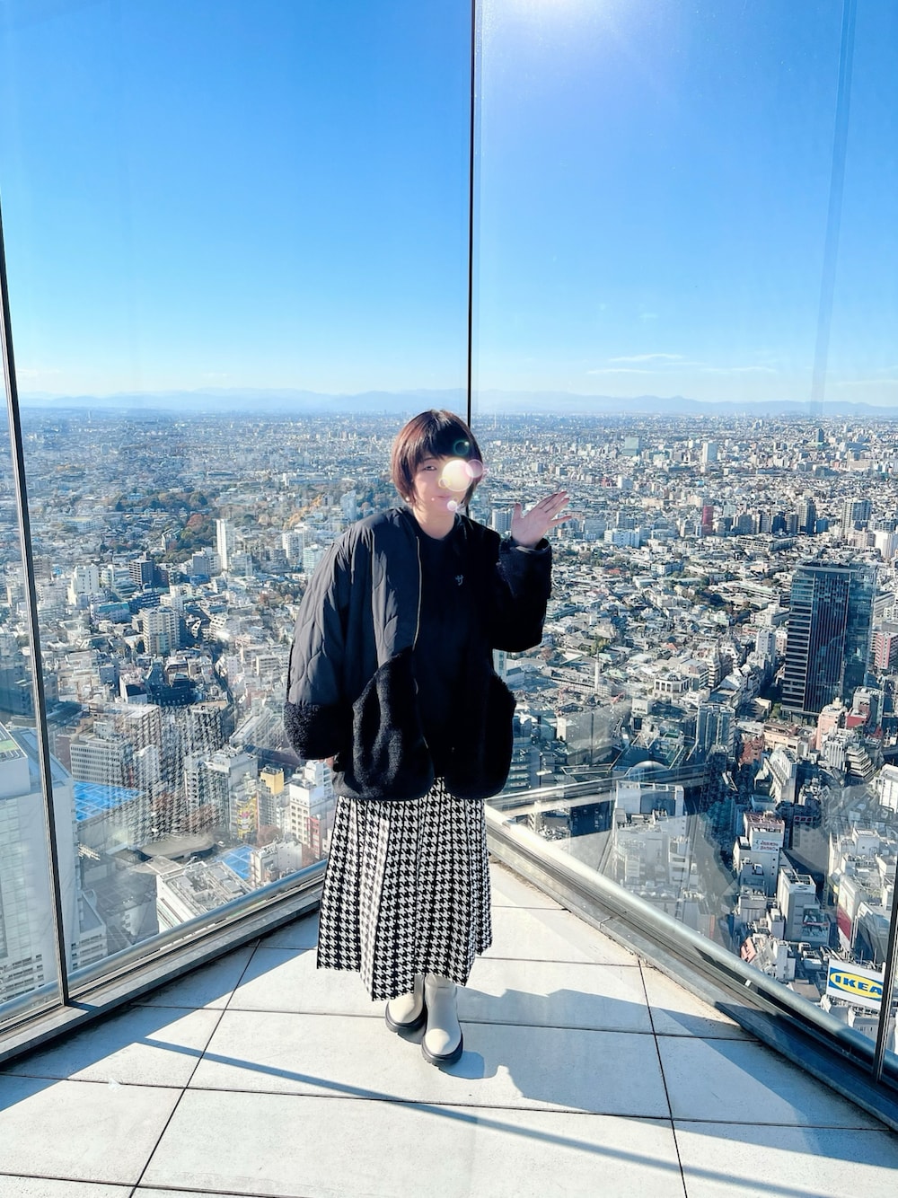 「ライブコーデ、ライブTシャツ、千鳥格子、千鳥格子スカート、異素材ミックス、異素材切り替え、白ブーツ、ホワイトブーツ、アメリカンホリック、武道館、GLAY、渋谷スカイ」｜「AMERICAN HOLICのキルポカボアＭｉｘキルティングコート（その他アウター、ブラック系）」を使った、鮎さん（レディース・164cm）の冬コーディネートの1枚目の写真