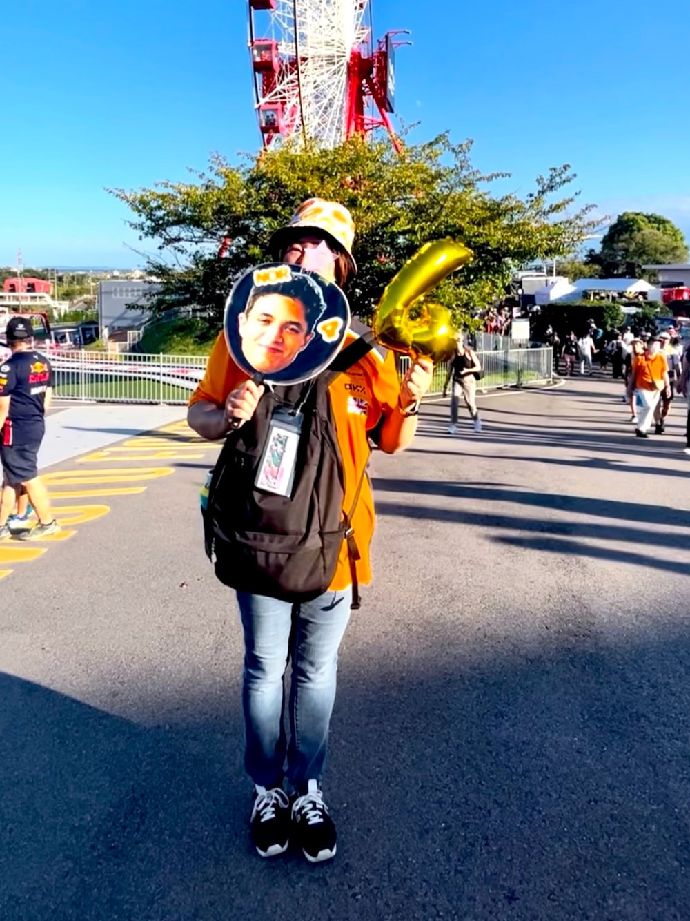 「F1日本グランプリ、F-1グランプリ、鈴鹿サーキット、マクラーレン、チームTシャツ、デニムコーデ、ハット、スニーカー、リュック女子、リュックスタイル、鈴鹿、パパイヤ、推し活、推しコーデ、ファッションを楽しもう」｜「L.NORRIS とオソロのパパイヤ帽子💕のL.NORRIS とオソロ💕（ハット、オレンジ系）」を使った、鮎さん（レディース・164cm）の秋コーディネートの1枚目の写真