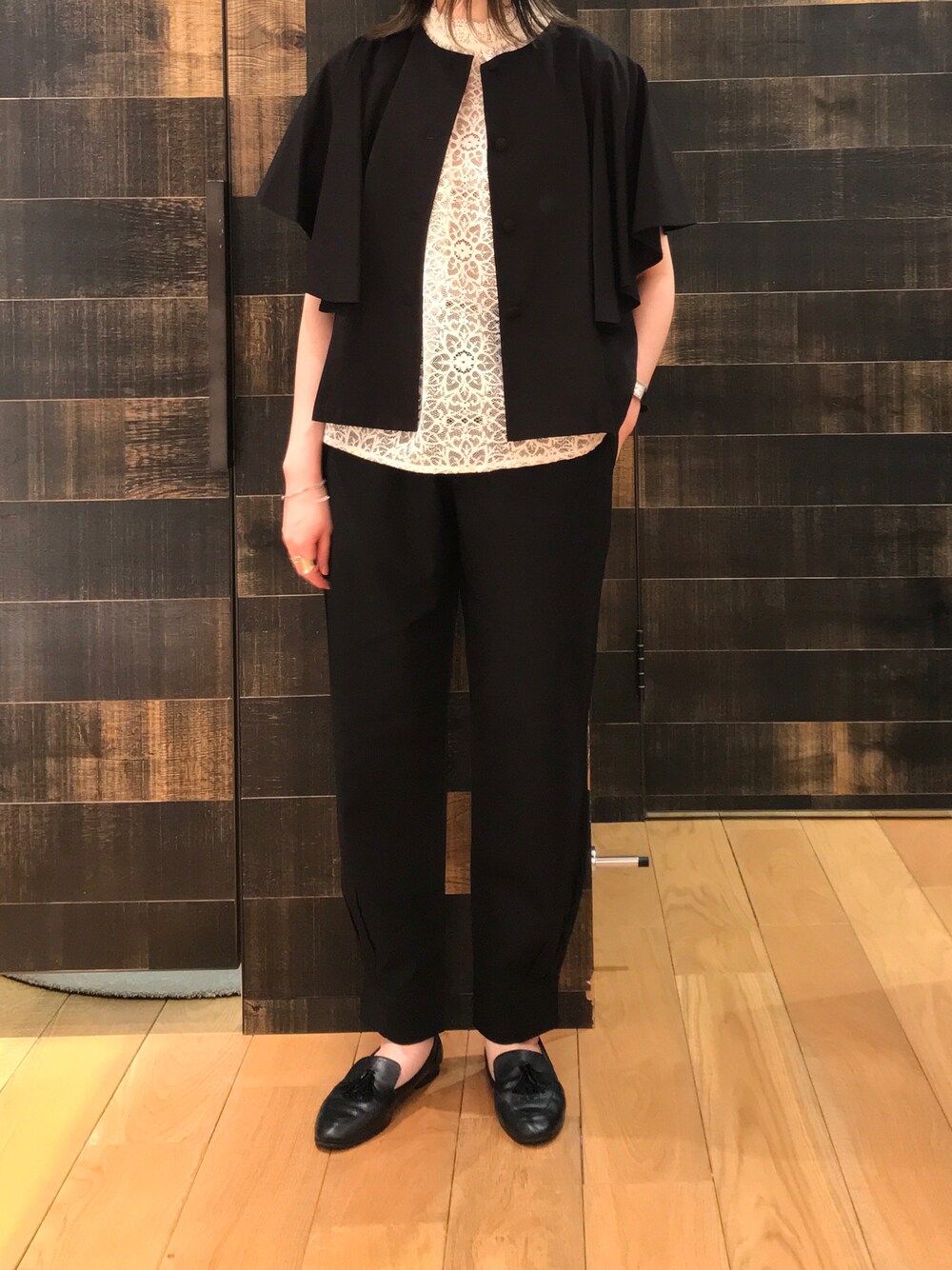 「パンツスタイル、オトナ女子、モード、モノトーン、モノトーンコーデ、ブラック、ノーカラージャケット、レースブラウス、ジョガーパンツ、きれいめカジュアル、キレイめ、ローファー、pualcecin」｜「PUAL CE CINの【Du noir】ひらりと揺れる褒められサマージャケット（ノーカラージャケット、ブラック系）」を使った、mdt7さん（レディース・165cm）の夏コーディネートの1枚目の写真