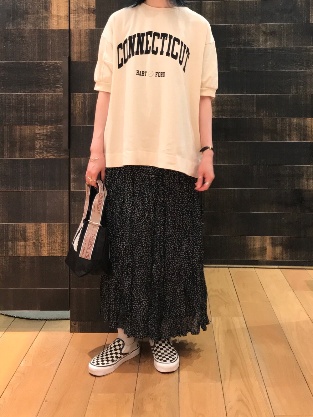 「カジュアルコーデ、ロゴT、ロゴ、スカート、ロングスカート、トートバッグ、シンプル、カジュアル、シアタープロダクツ(THEATRE PRODUCTS)、スニーカー、VANS、大人カジュアル、花柄、花柄スカート」｜「PUAL CE CINのピグメントロゴプリントTシャツ（Tシャツ/カットソー、ホワイト系）」を使った、mdt7さん（レディース・164cm）の春コーディネートの1枚目の写真