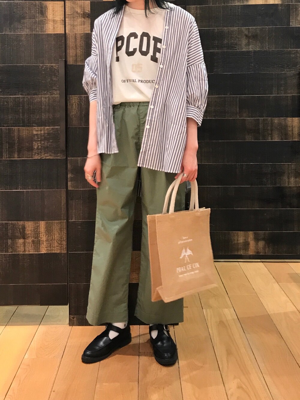 「シンプルコーデ、今日のコーデ、カジュアル、シンプル、大人カジュアル、Tシャツ、ロゴT、ストライプ、カーキパンツ、カーキ」｜「PUAL CE CINのタイプライター先染めストライプブラウス（シャツ/ブラウス、その他）」を使った、mdt7さん（レディース・164cm）の春コーディネートの1枚目の写真