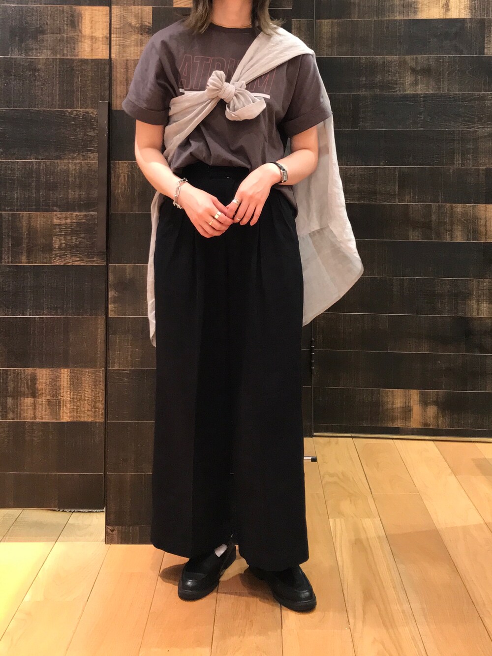 「夏コーデ、シンプル、カジュアル、大人カジュアル、Tシャツ、ロゴT、タックイン、タックパンツ、シャツスタイル、たすき掛け、pualcecin、モノトーン」｜「PUAL CE CINの擬麻加工プリントTシャツ（Tシャツ/カットソー、グレー系）」を使った、mdt7さん（レディース・164cm）の夏コーディネートの1枚目の写真