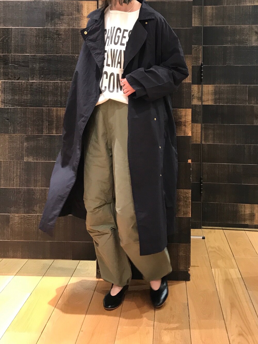 「春コーデ、アウター、ロングコート、ナイロンコート、ロゴT、パラシュートパンツ、ネイビー×ホワイト、カジュアル、シンプル、オトナカジュアル、ootd、カーキ、フラットシューズ」｜「PUAL CE CINのナイロンタフタ チェスターコート（チェスターコート、ブルー系）」を使った、mdt7さん（レディース・164cm）の春コーディネートの1枚目の写真
