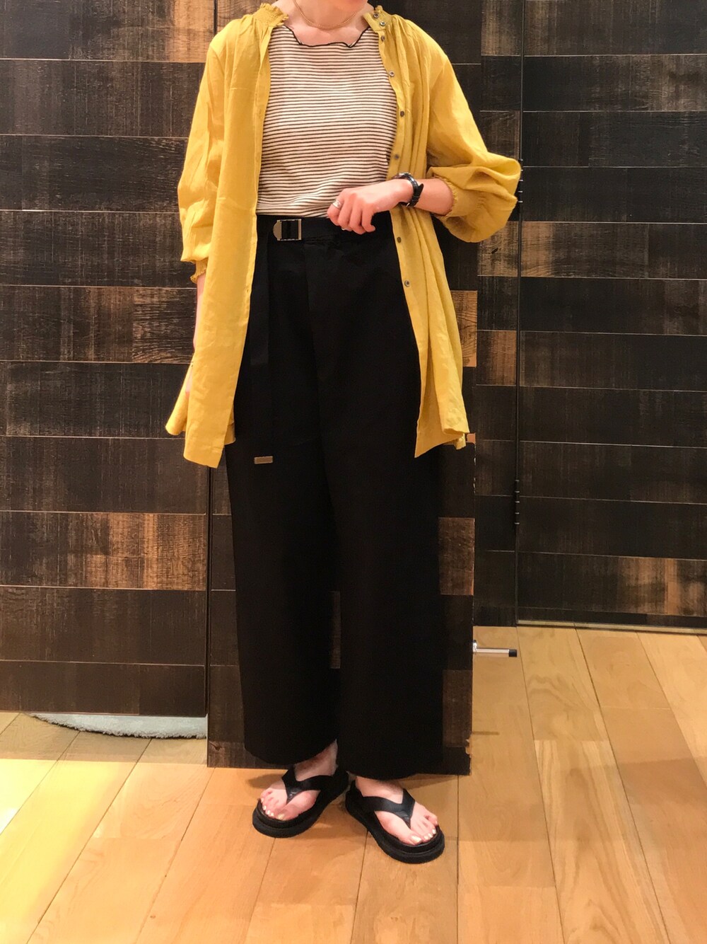 「秋服準備はじめました、イエロー、マスタード、シャツスタイル、チノパン、ボーダー、レイヤードスタイル、トングサンダル、オトナカジュアル、pualcecin」｜「PUAL CE CINのテレコ染め分けボーダータンクトップ（タンクトップ、ブラック系）」を使った、mdt7さん（レディース・165cm）の夏コーディネートの1枚目の写真
