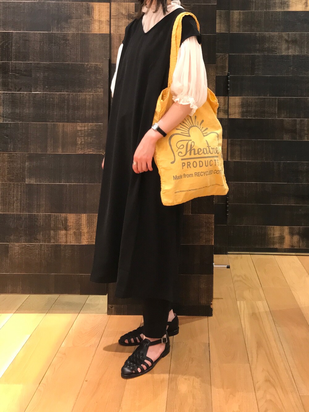 「オトナ女子、大人コーデ、秋コーデ、モノトーン、ワンピース、ブラック、シアートップス、トートバッグ、グルカサンダル、シアタープロダクツ(THEATRE PRODUCTS)、pualcecin、レイヤードスタイル、きれいめカジュアル、キレイめ」｜「PUAL CE CINの【Du noir】透明感をまとうフリルシアーブラウス（シャツ/ブラウス、ホワイト系）」を使った、mdt7さん（レディース・165cm）の夏コーディネートの1枚目の写真
