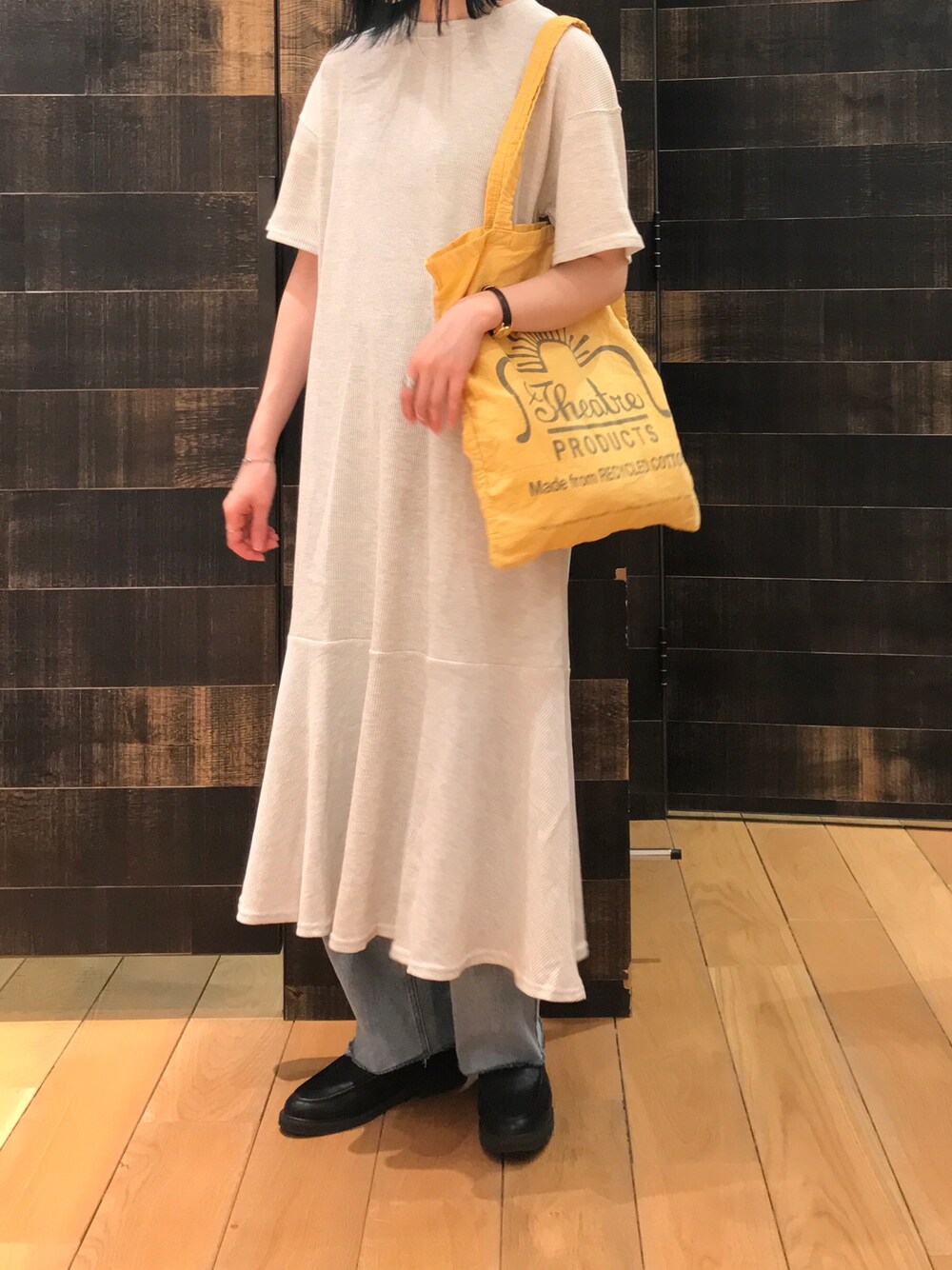 「カジュアルコーデ、大人カジュアル、シンプル、ワンピース、ぺプラム、デニム、トートバッグ、ローファー、シアタープロダクツ(THEATRE PRODUCTS)、カジュアル、休日スタイル、イエロー」｜「PUAL CE CINの【WEB限定】ペプラムマキシ半袖ワンピース（ワンピース、ベージュ系）」を使った、mdt7さん（レディース・164cm）の春コーディネートの1枚目の写真