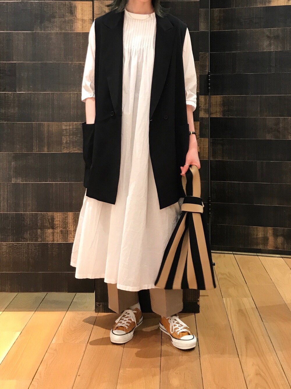 「カジュアルコーデ、大人カジュアル、ベスト、ジレ、ワンピース、ピンタック、フレアワンピース、レイヤードスタイル、シンプル、カジュアル、スニーカー、コンバース」｜「PUAL CE CINの【Du noir】JAPAN MADE　ジレベスト（ベスト、グレー系）」を使った、mdt7さん（レディース・164cm）の春コーディネートの1枚目の写真