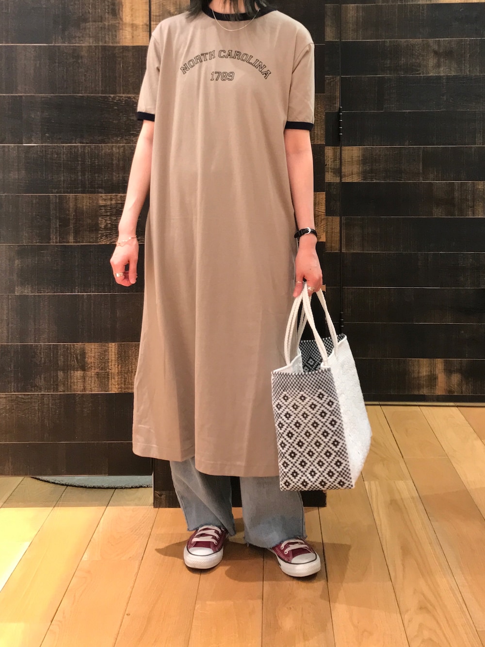 「リンガーTシャツ、Tシャツワンピ、ロゴT、デニム、ゆるコーデ、休日スタイル、カジュアル、シンプル、大人カジュアル、夏コーデ、メルカドバッグ、コンバース」｜「PUAL CE CINのリンガー カレッジロゴ カットソーワンピース（Tシャツ/カットソー、ベージュ系）」を使った、mdt7さん（レディース・164cm）の夏コーディネートの1枚目の写真