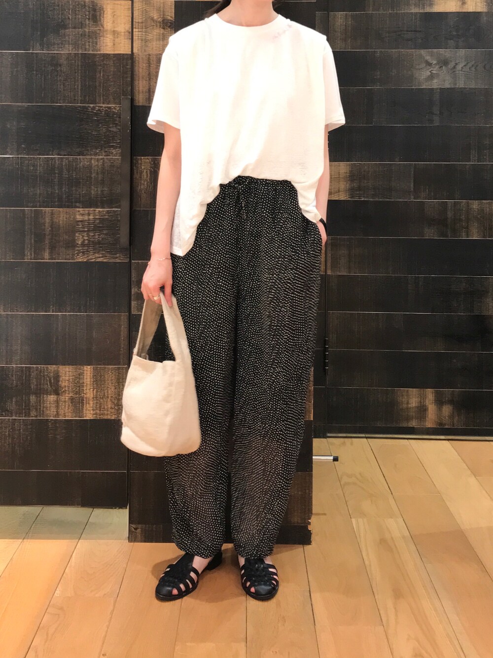 「シンプル、シンプルコーデ、Tシャツ、モノトーン、ドット、グルカサンダル、タックイン、オトナ女子、大人カジュアル、pualcecin」｜「PUAL CE CINの【Du noir】シルケットロゴ刺繍Tシャツ（Tシャツ/カットソー、ホワイト系）」を使った、mdt7さん（レディース・165cm）の夏コーディネートの1枚目の写真