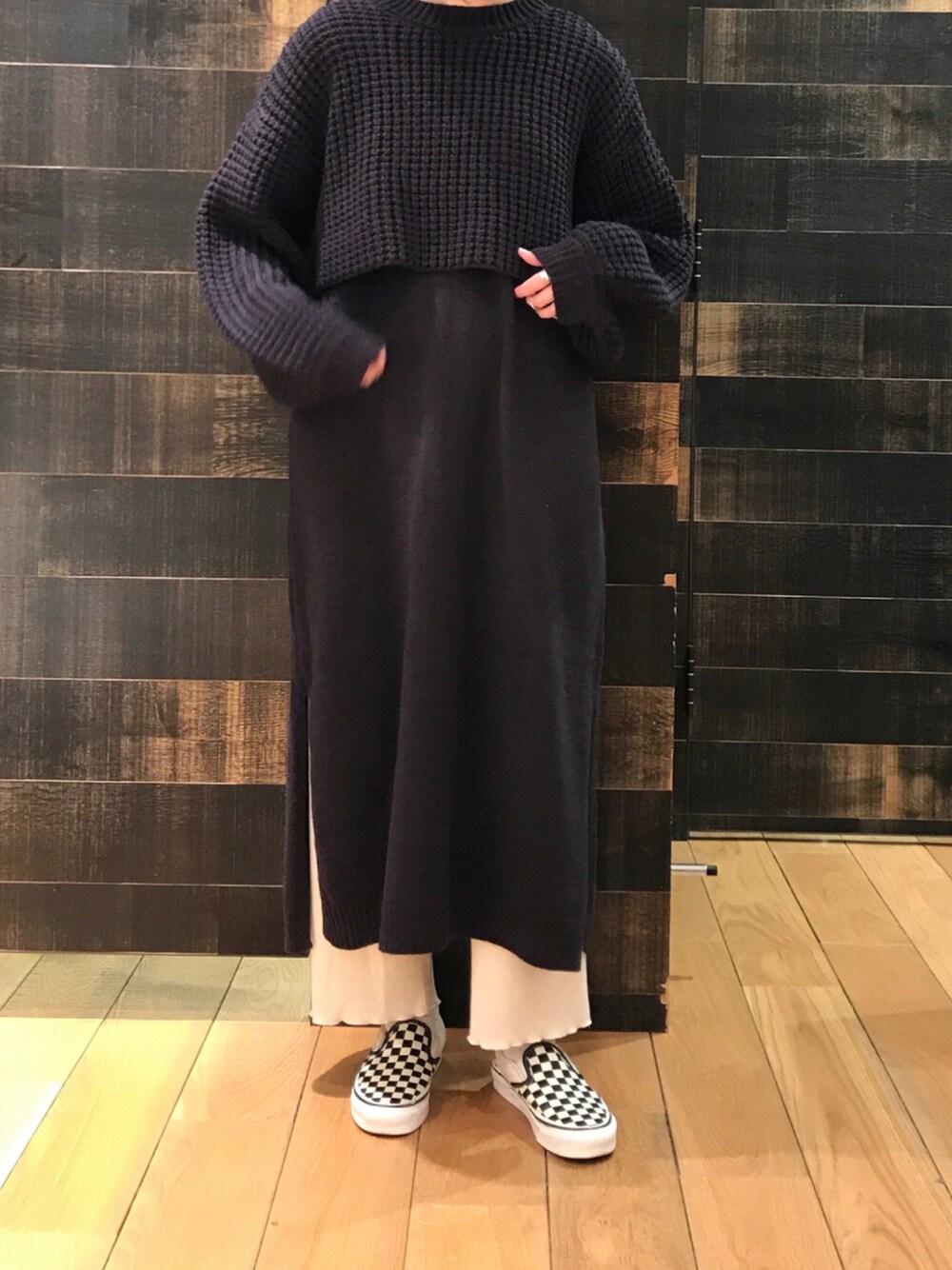 「ニット、ニットワンピース、レイヤードスタイル、大人カジュアル、シンプル、ワンピース、キャミワンピ、スニーカー、冬コーデ、オトナ女子」｜「PUAL CE CINのトップス×キャミワンピースのニットアンサンブル（アンサンブル、ブルー系）」を使った、mdt7さん（レディース・164cm）の冬コーディネートの1枚目の写真