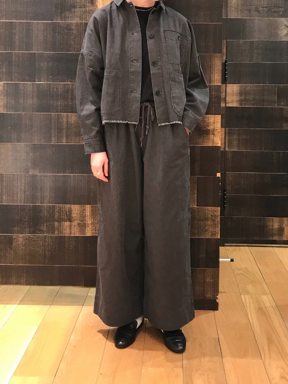 「ジャケット、セットアップ、ストライプ、大人カジュアル、ワイドパンツ、革靴、ダークカラー、ヒッコリー、ゆるコーデ、秋コーデ」｜「PUAL CE CINの綿ヘンプヒッコリージャケット（その他アウター、グレー系）」を使った、mdt7さん（レディース・164cm）の秋コーディネートの1枚目の写真