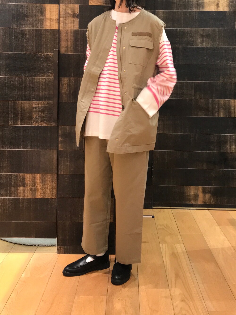 「ミリタリーベスト、ミリタリー、ベスト、ジレ、レイヤードスタイル、ボーダー、オトナカジュアル、チノパン、秋コーデ、秋服準備はじめました、pualcecin」｜「PUAL CE CINのミリタリーベスト／ジレ（ミリタリージャケット、ベージュ系）」を使った、mdt7さん（レディース・165cm）の夏コーディネートの1枚目の写真