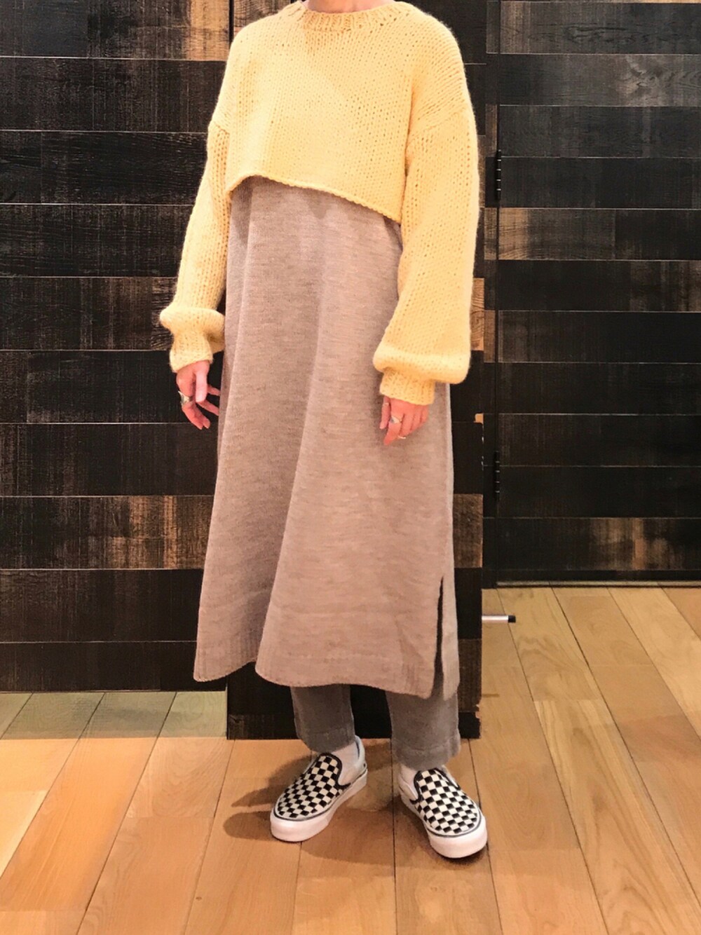 「ニット、イエロー、レイヤードスタイル、休日スタイル、シンプルコーデ、キャミワンピ、オトナカジュアル、セットアイテム、ニットコーデ、オトナ女子」｜「PUAL CE CINのニット×ニットワンピースset（アンサンブル、イエロー系）」を使った、mdt7さん（レディース・164cm）の秋コーディネートの1枚目の写真
