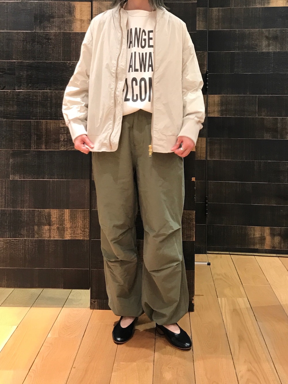 「シンプルコーデ、カジュアルコーデ、ootd、春コーデ、パンツスタイル、ベージュ×カーキ、ロゴT、パラシュートパンツ、シンプル、カジュアル、オトナカジュアル、MA-1、春アウター」｜「PUAL CE CINのナイロンMA-1ジャケット（ブルゾン、ホワイト系）」を使った、mdt7さん（レディース・164cm）の春コーディネートの1枚目の写真