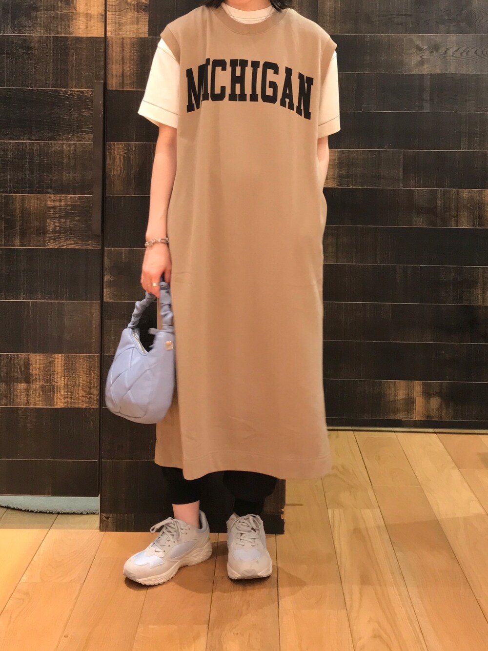 「大人かわいい、スウェットワンピース、カレッジロゴ、ジョガーパンツ、レイヤードスタイル、秋服、シンプル、カジュアル、pualcecin」｜「PUAL CE CINの裏毛カレッジロゴノースリーワンピース（ワンピース、ベージュ系）」を使った、mdt7さん（レディース・165cm）の夏コーディネートの1枚目の写真