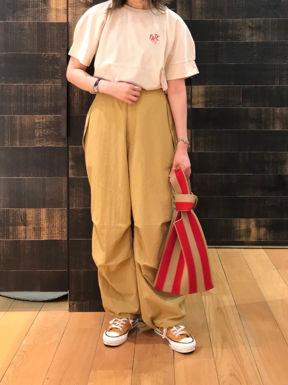 「大人カジュアル、Tシャツ、ロゴT、タックイン、パラシュートパンツ、ワントーンコーデ、夏コーデ、シンプル、カジュアル、コンバース、pualcecin、ベージュ」｜「PUAL CE CINのオーガニックコットンフロッキープリントTシャツ（Tシャツ/カットソー、ベージュ系）」を使った、mdt7さん（レディース・164cm）の夏コーディネートの1枚目の写真