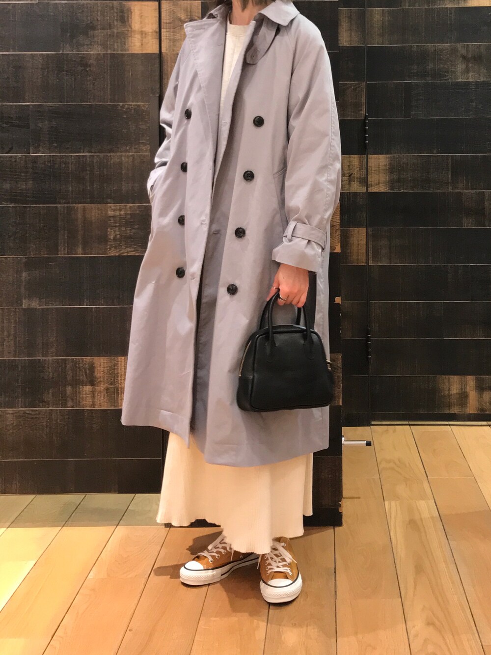 「春、春コーデ、春カラー、トレンチコート、ロングスカート、ボストンバッグ、コンバース、大人カジュアル、シンプル、カジュアル」｜「PUAL CE CINのストライプキルトライナー付きトレンチコート（トレンチコート、グレー系）」を使った、mdt7さん（レディース・164cm）の冬コーディネートの1枚目の写真