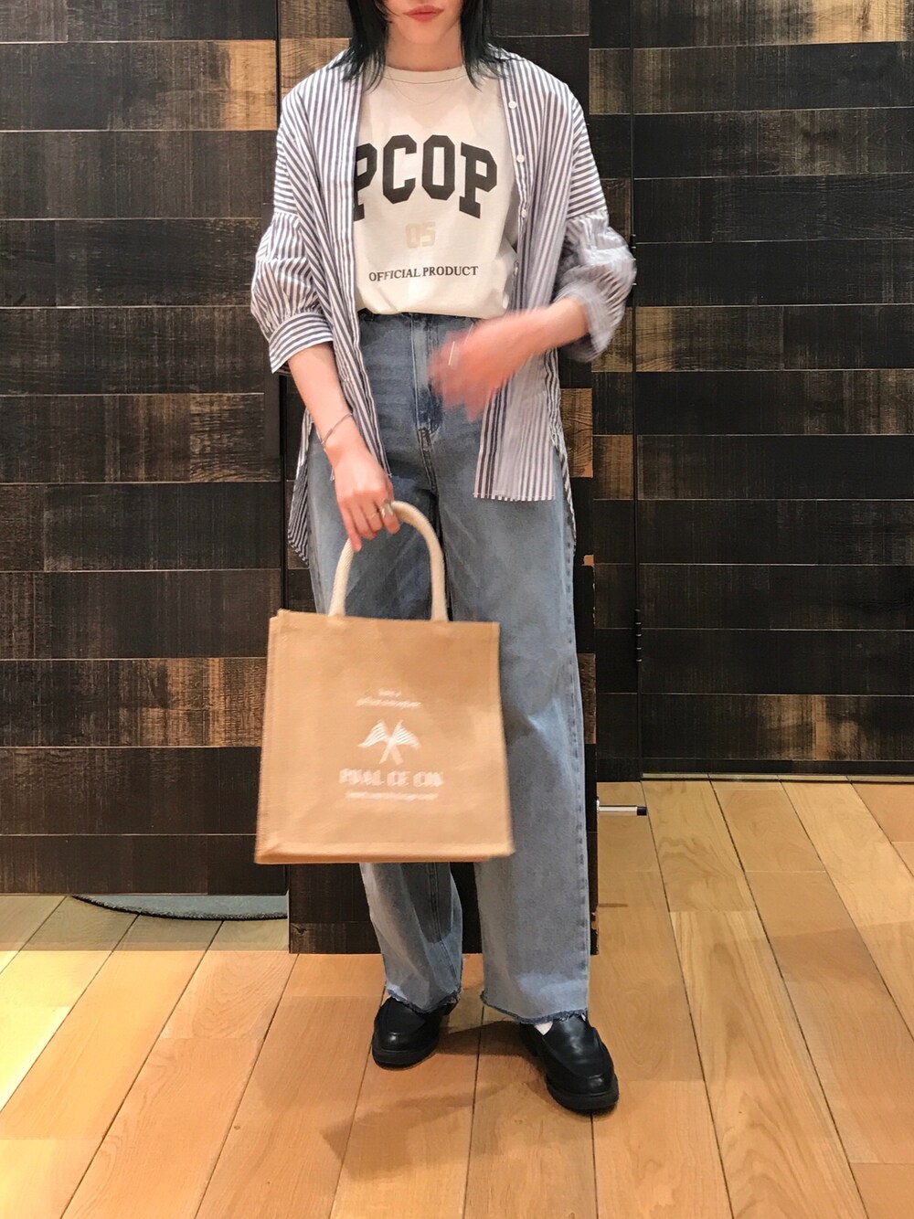 「シンプルコーデ、夏、Tシャツ、ロゴT、デニム、ブラウス、ストライプ、シンプル、カジュアル、大人カジュアル、ジュートバッグ、ローファー」｜「PUAL CE CINのタイプライター先染めストライプブラウス（シャツ/ブラウス、その他）」を使った、mdt7さん（レディース・164cm）の春コーディネートの1枚目の写真