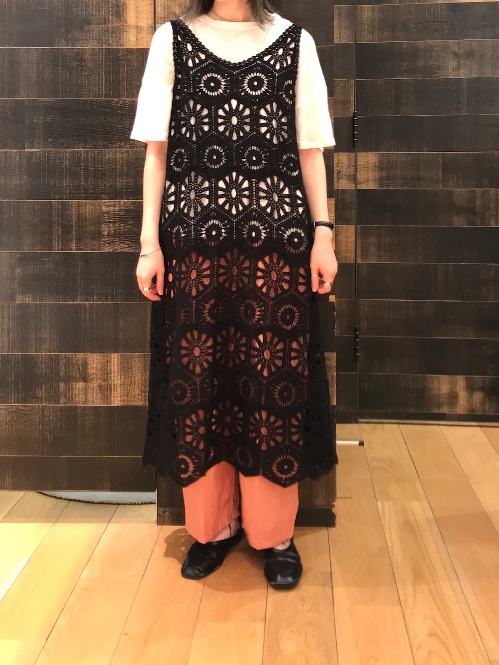 「夏コーデ、レイヤードスタイル、かぎ針編み、キャミワンピ、カラーパンツ、オレンジ、夏、大人カジュアル、pualcecin、カジュアルコーデ」｜「PUAL CE CINのカギ針編み風ワンピース（ワンピース、ブラック系）」を使った、mdt7さん（レディース・164cm）の夏コーディネートの1枚目の写真