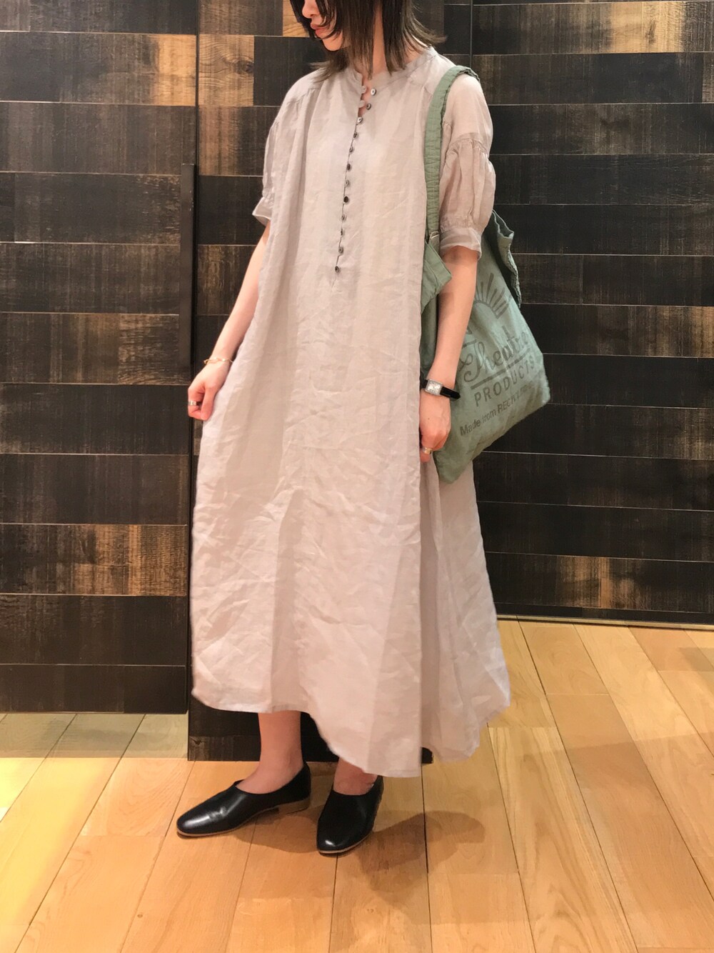 「ゆるコーデ、ワンピース、ラミー、リネンワンピース、夏コーデ、トートバッグ、シアタープロダクツ(THEATRE PRODUCTS)、pualcecin、フラットシューズ、お出かけコーデ、シンプル、カジュアル、大人カジュアル」｜「PUAL CE CINの【Du noir】ラミーワンピース（ワンピース、グレー系）」を使った、mdt7さん（レディース・164cm）の夏コーディネートの1枚目の写真