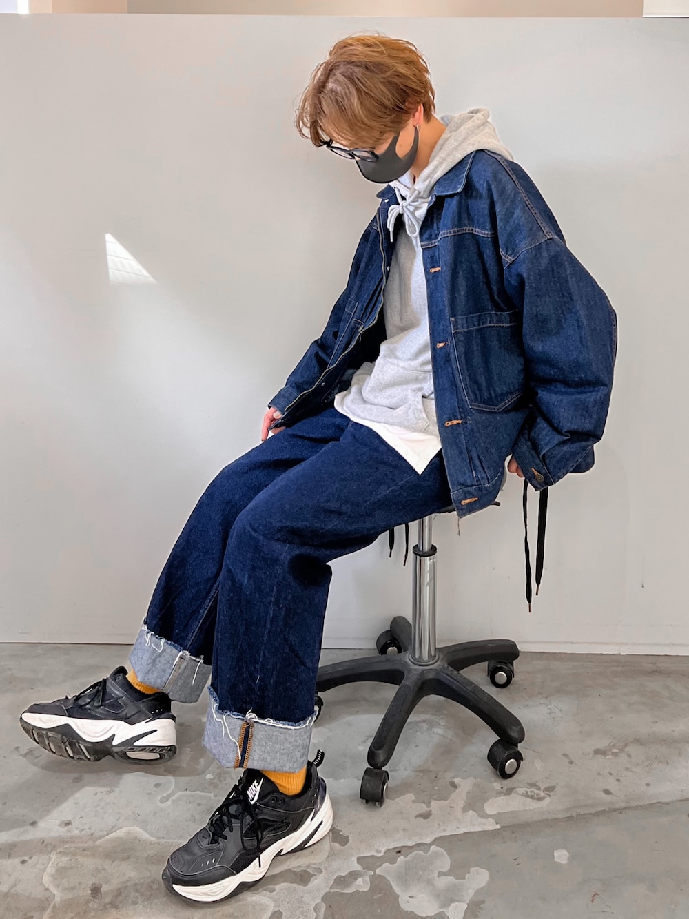 「スニーカー、デニムジャケット、パーカー、レイヤードスタイル、デニムパンツ、ナイキスニーカー、ロールアップ、デニムオンデニム、厚底スニーカー、デニムコーデ、パーカーコーデ、韓国ファッション、秋コーデ、ダッドスニーカー、アクトム」｜「act'mのact'm ビッグシルエット サイドZIP デニムジャケット -2020 act'm NEW ITEM-（デニムジャケット、ブルー系）」を使った、kakeruさん（メンズ・170cm）の秋コーディネートの1枚目の写真