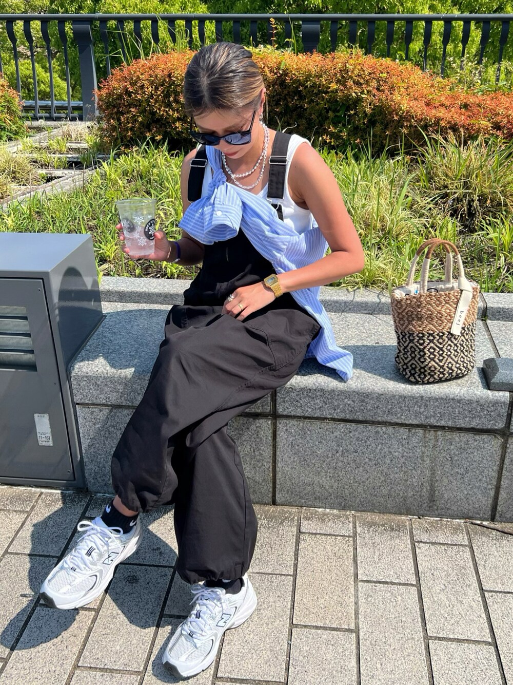 「リラックススタイル、大人カジュアル、シンプルコーデ、ストライプシャツ、サロペット、かごバッグ、スニーカー、たすき掛け、CANALJEAN、Ungrid、New Balance、着回しコーデ」｜「CANAL JEANのvia j(ヴィアジェイ) ストライプシャツ（シャツ/ブラウス、ブルー系）」を使った、chikaさん（レディース・158cm）の春コーディネートの1枚目の写真