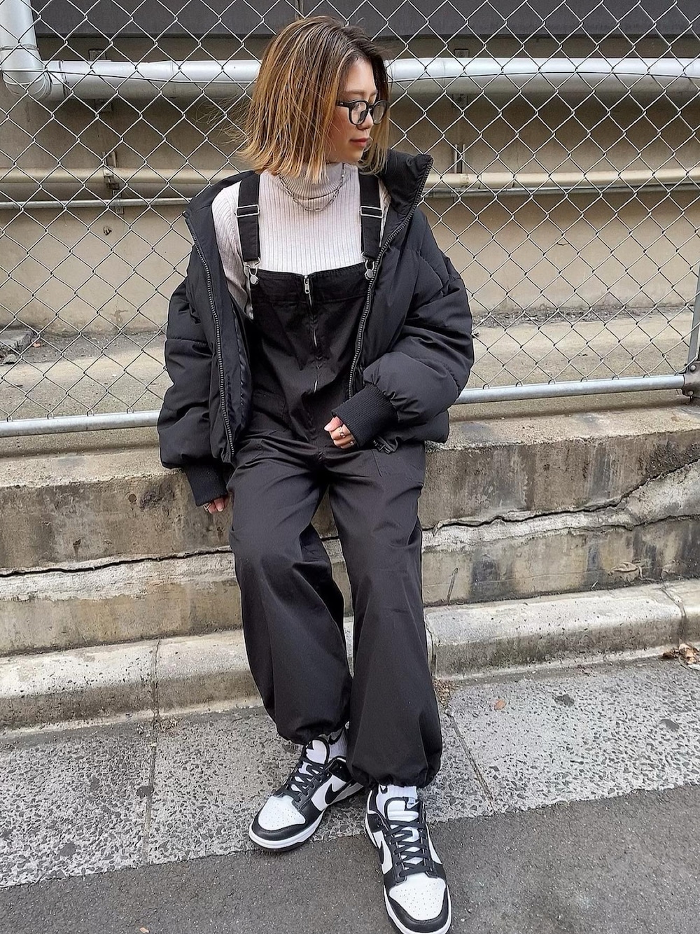 「大人カジュアル、シンプルコーデ、モノトーン、リブニット、サロペット、ダウンジャケット、タートルネック、Ungrid、NIKE、shein」｜「Ungridのミリタリールーズサロペット（つなぎ/オールインワン、ブラック系）」を使った、chikaさん（レディース・158cm）の冬コーディネートの1枚目の写真
