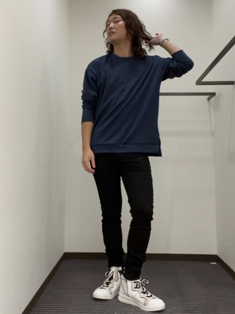 ブルー系のTシャツ/カットソー、ブラック系のその他パンツ、ホワイト系のドレスシューズを着用したメンズの夏コーディネートの1枚目の写真