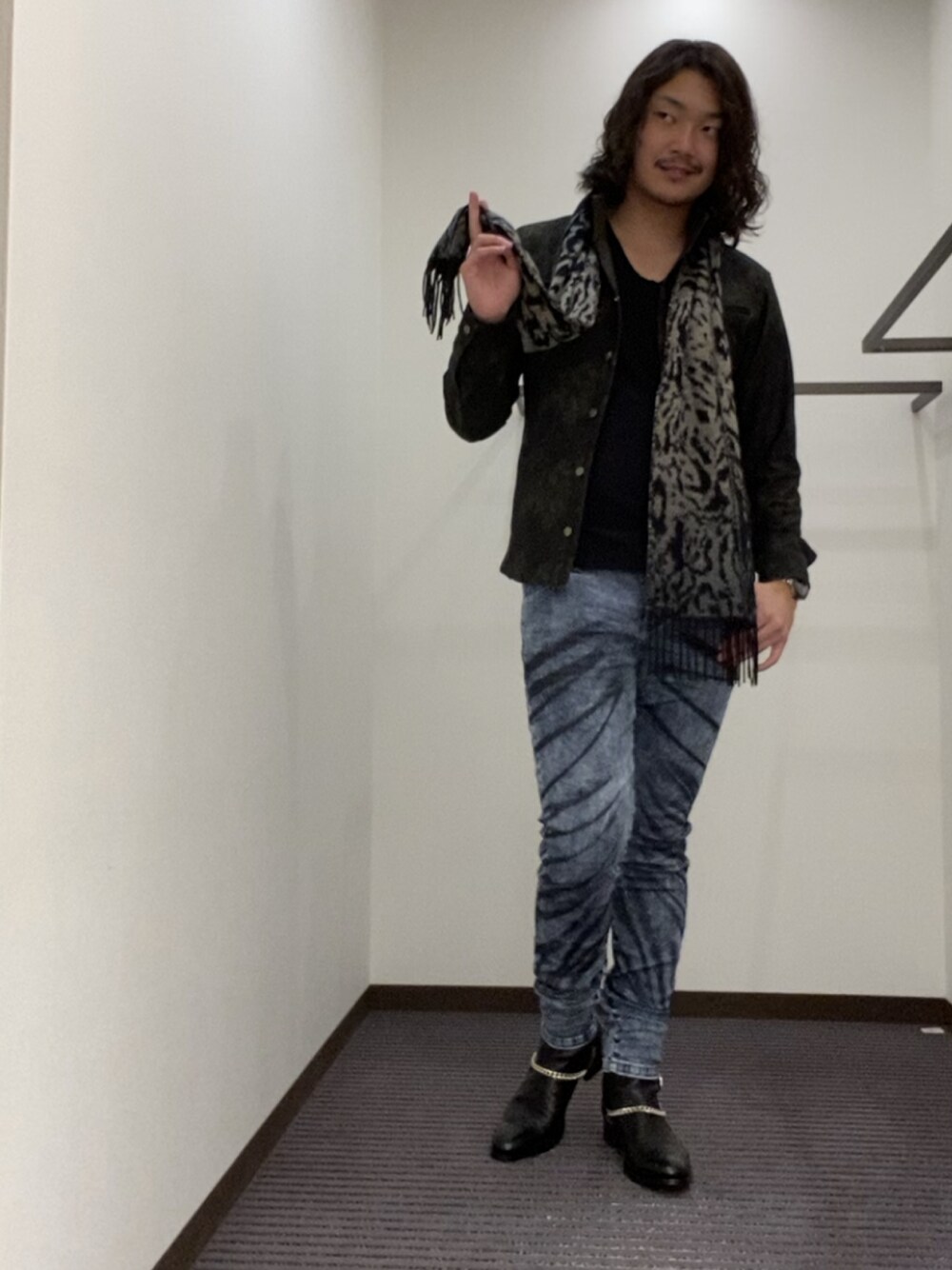 グリーン系のブルゾン、ブラック系のTシャツ/カットソー、ブルー系のその他パンツを着用したメンズの秋コーディネートの1枚目の写真