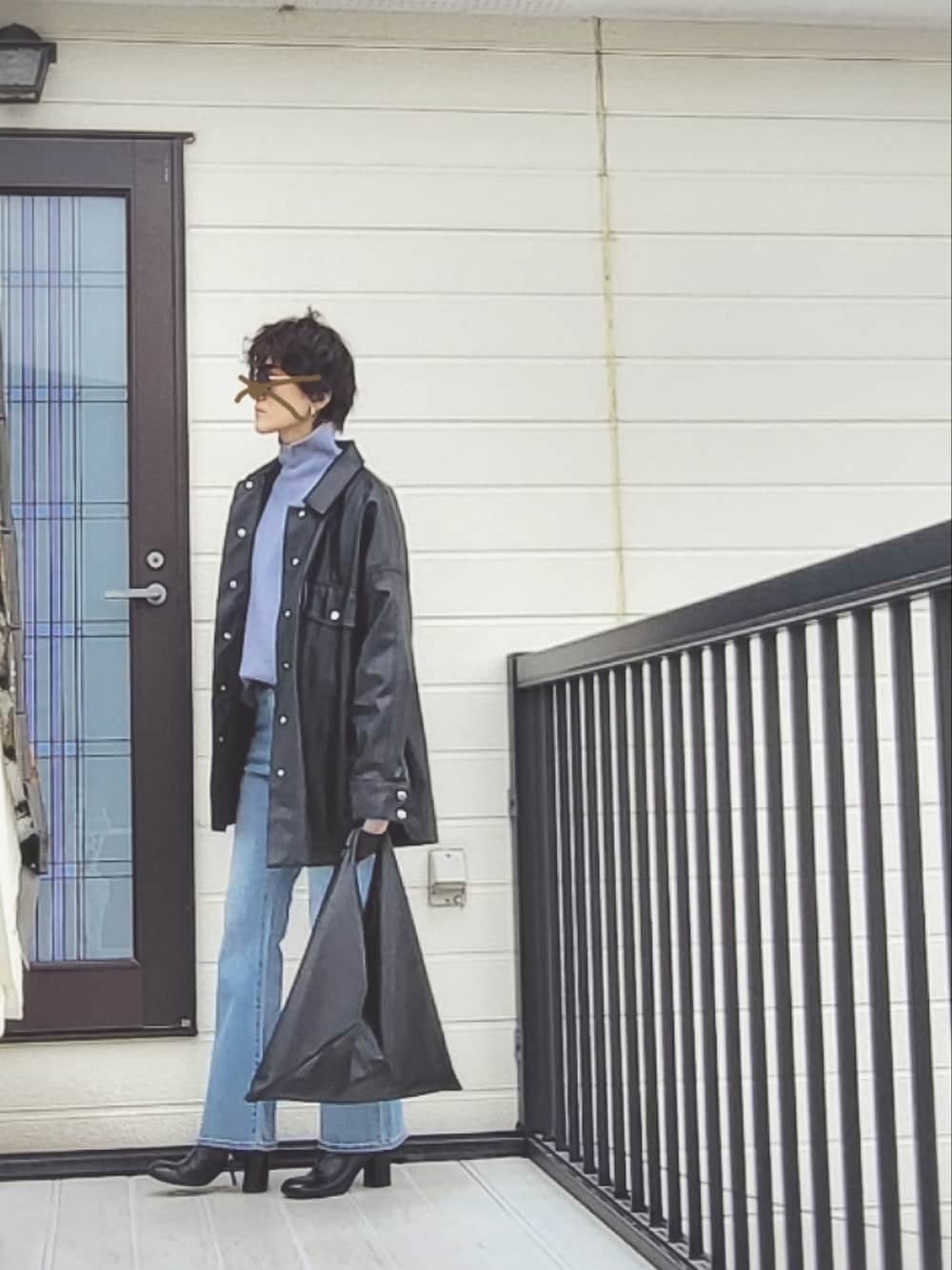 ブルー系のニット/セーター、ブラック系のシャツ/ブラウス、ブラック系のブーツを着用したレディースの冬コーディネートの1枚目の写真