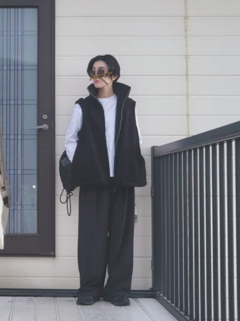 グレー系のその他アウター、ブラック系のその他パンツ、ブラック系のスニーカーを着用したレディースの秋コーディネートの1枚目の写真