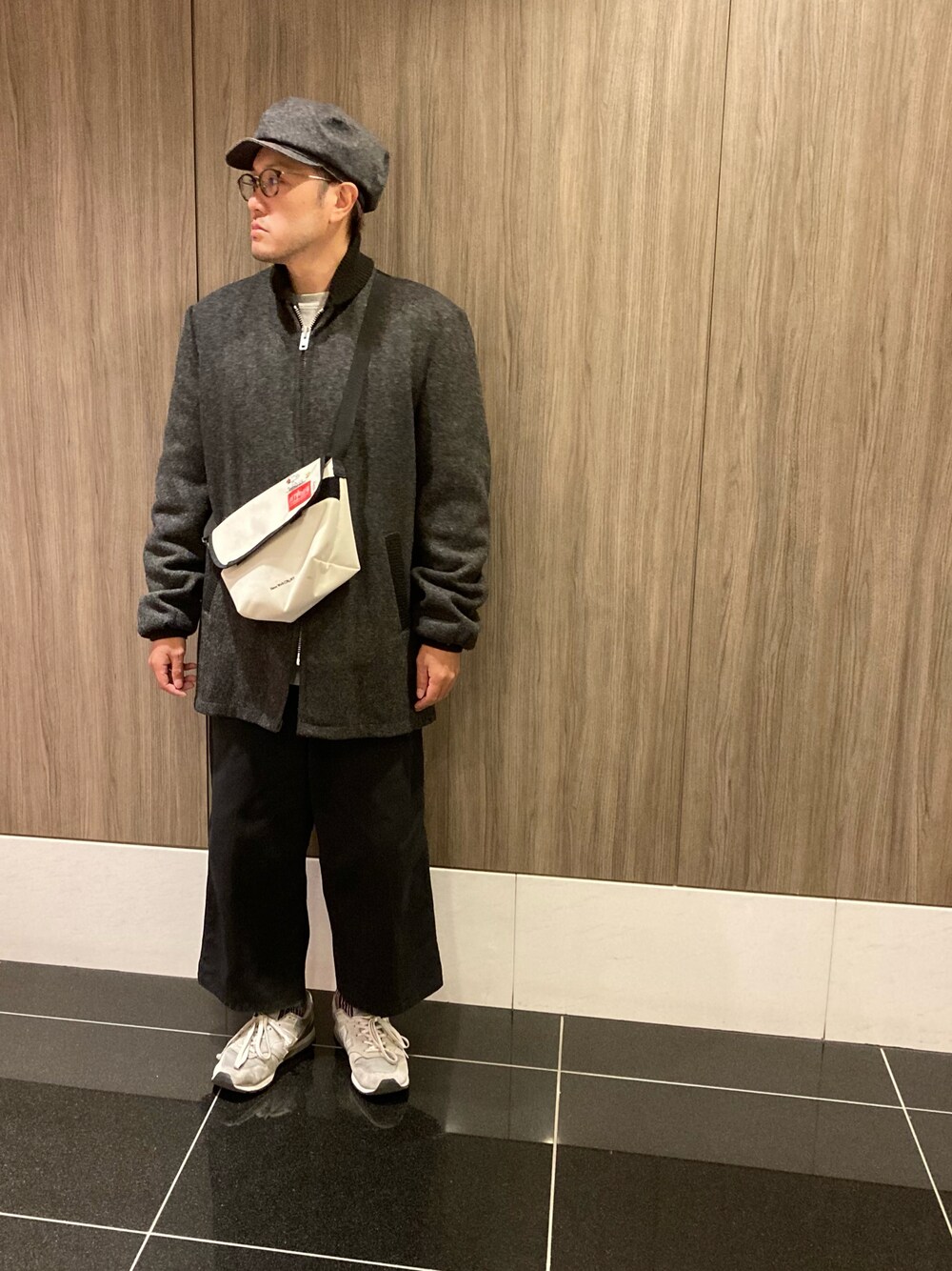 「モード、オーバーサイズ、ブルゾン、VINTAGE、ワイドパンツ、New Balance、キャスケット、メガネ男子、スヌーピー、ショルダーバッグ、モノトーン」｜「Varde77のPRISONER （キャスケット、グレー系）」を使った、Mdskさん（メンズ・173cm）の冬コーディネートの1枚目の写真