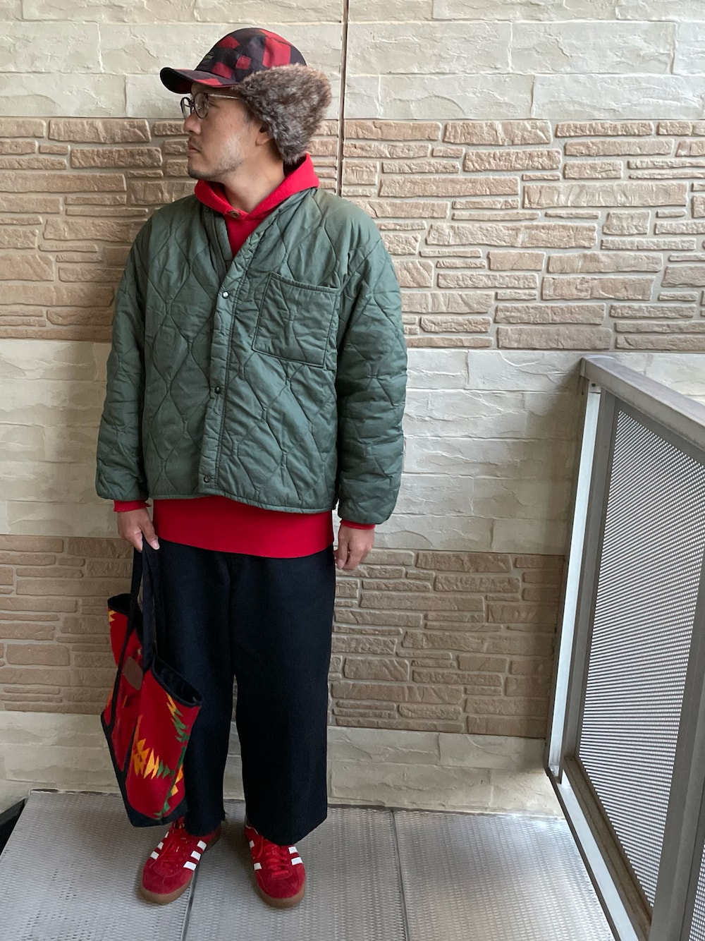 「チェック、vintage、パーカー、adidas、レイヤードスタイル、ミリタリージャケット、ワイドパンツ、キルティングジャケット、フライトキャップ、ライナージャケット」｜「PENDLETONのPENDLETON/ペンドルトン 別注BOA CAP/ボアキャップ/ボンバーキャップ（キャップ、レッド系）」を使った、Mdskさん（メンズ・173cm）の秋コーディネートの1枚目の写真