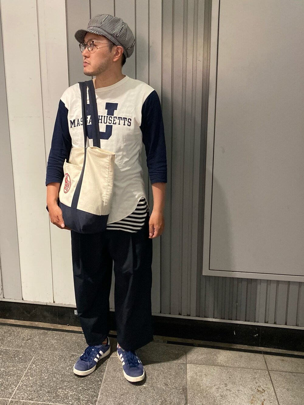 「ラグランTシャツ、ベースボールT、ボーダー、ワイドパンツ、イージーパンツ、adidas、キャスケット、ストライプ、ヒッコリー、トートバッグ、エコバッグ、メガネ男子」｜「NEW YORK HATのSPITFIRE ヒッコリー（キャスケット、ホワイト系）」を使った、Mdskさん（メンズ・173cm）の春コーディネートの1枚目の写真