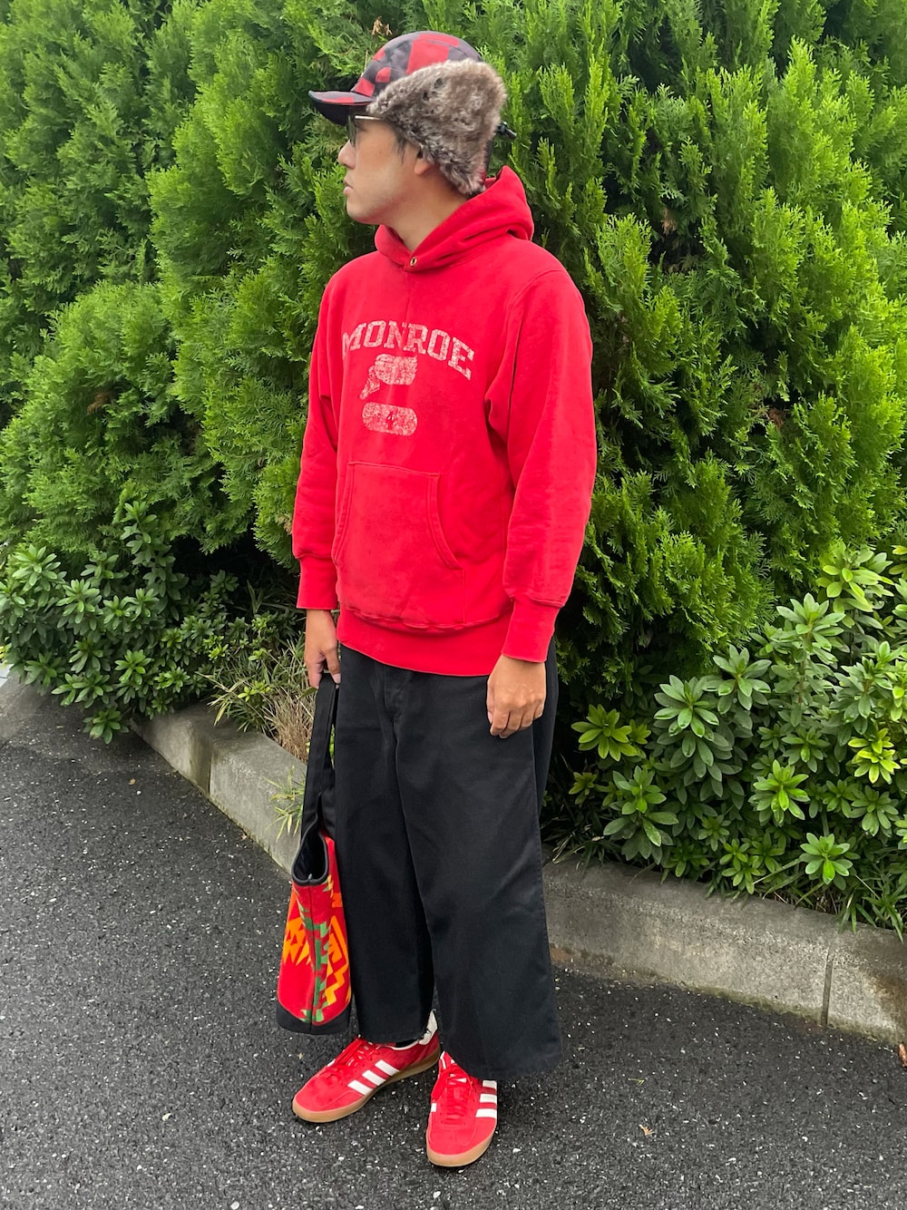 「チェック、トートバッグ、パーカー、adidas、赤、ワイドパンツ、Champion、古着MIX、メガネ男子、フライトキャップ」｜「PENDLETONのPENDLETON/ペンドルトン 別注BOA CAP/ボアキャップ/ボンバーキャップ（キャップ、レッド系）」を使った、Mdskさん（メンズ・173cm）の秋コーディネートの1枚目の写真