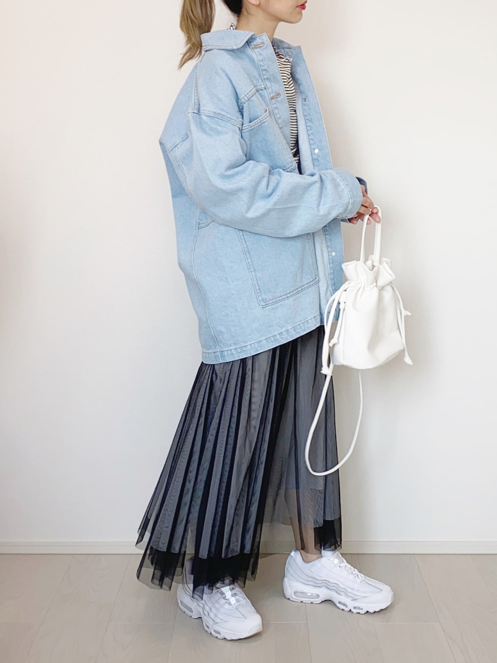 「春服、カジュアルコーデ、デニムジャケット、春コーデ、チュールスカート、白スニーカー、NIKE、Gジャン、巾着バッグ、春アウター、ロングスカート、楽チンコーデ、ビッグシルエット、ジャケット、ボーダー」｜「KBFのデニムカバーオール（デニムジャケット、ブルー系）」を使った、mAy☆uMeさん（レディース・158cm）の春コーディネートの1枚目の写真