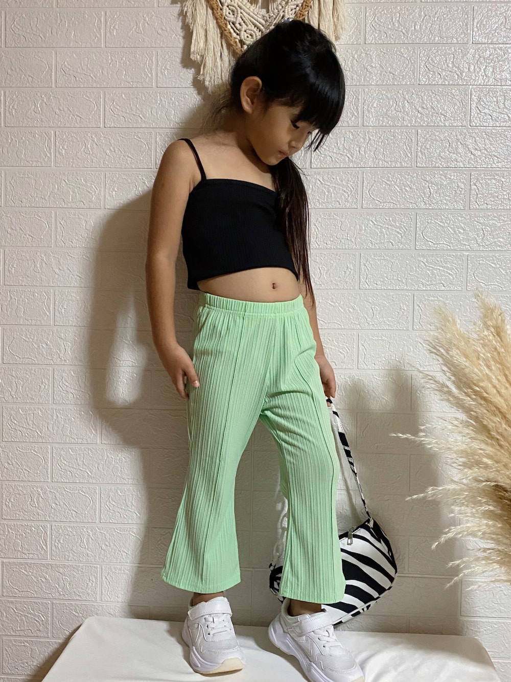 「5歳、女の子コーデ、キッズコーデ、韓国子供服、お洒落さんと繋がりたい」｜「H&Mのアイテム（スニーカー、ホワイト系）」を使った、Arisuさん（キッズ・110cm）の夏コーディネートの1枚目の写真