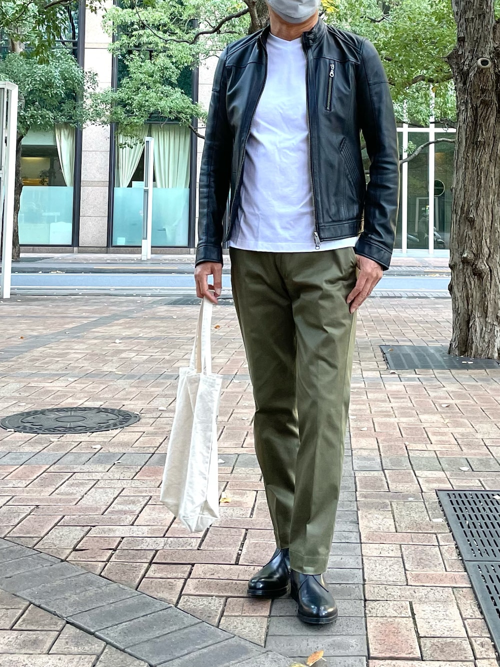 「秋コーデ、休日スタイル、シンプル、シングルライダース、古着MIX、ロンT、チノパン、オリーブ、ショートブーツ」｜「MIND BLOWのアイテム（ライダースジャケット、ブラック系）」を使った、𝐂𝐡𝐞𝐞さん（メンズ・172cm）の秋コーディネートの1枚目の写真