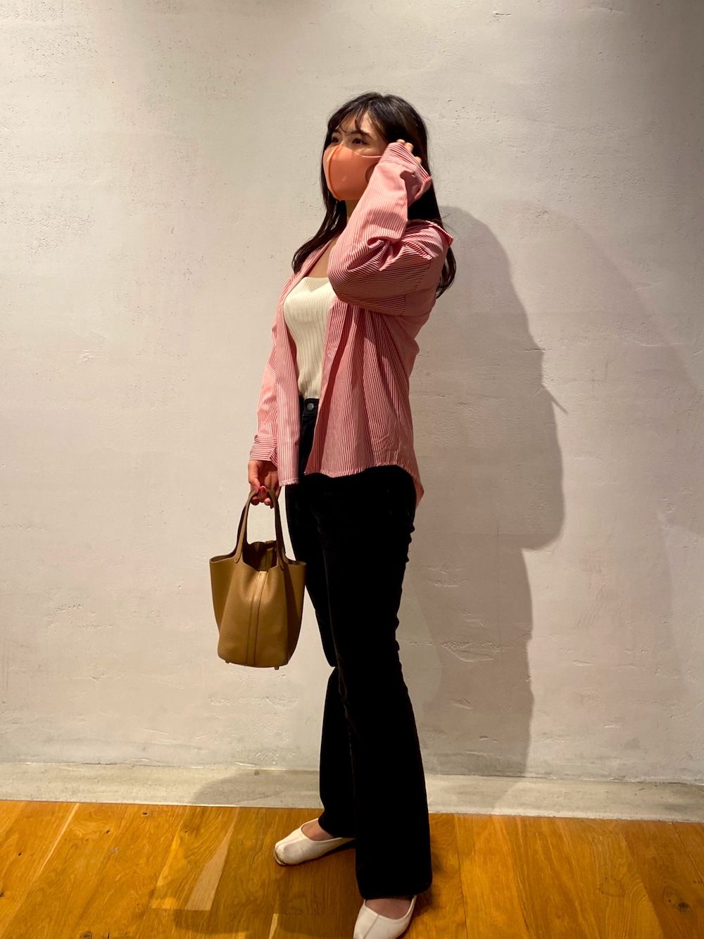 「秋のコーデ、シャツスタイル、シャツアレンジ、赤シャツ、黒デニム、デニム」｜「COMME des GARCONSのアイテム（シャツ/ブラウス、レッド系）」を使った、miiさん（レディース・158cm）の秋コーディネートの1枚目の写真
