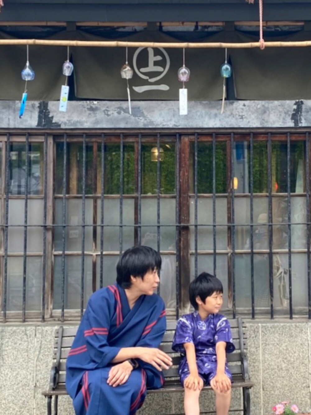 ブルー系の浴衣を着用したメンズの夏コーディネートの1枚目の写真